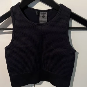 träningstopp - Jag säljer denna träningstopp eftersom den inte kommer till användning. Skicket är bra och linnet är använd fåtal gånger🩷