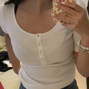 Vit topp - Säker denna super söta topp💞 det finns en extra knapp ifall någon an dom andra skulle åka av på❤️