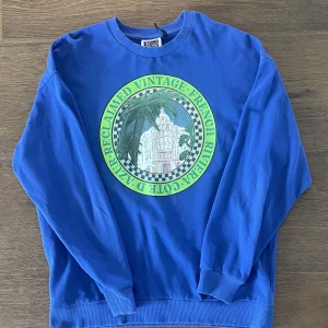 Blå tröja med grafiskt tryck - Säljer min blåa tröja med grafiskt tryck.  OBS, köpare står för frakt! 