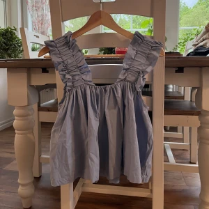 Ljusblå festtopp  - Söt ljusblå topp från Ginatricot i storlek XS. Endast använd 2 gånger så är i mycket fint skick!💕💕 DM för fler bilder eller frågor!❣️