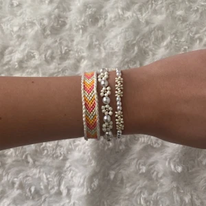 Armband - Söta  pärlarmband ihop matchade med vävda armband från min vän.Köp hos oss båda så samfraktar vi👌🏼😍 De vävda finns hos @ebba.00. Precis som hos mig kan man designa helt fritt med olika färger och mönster😍vid köp av 4 frifrakt annars 15kr frakt (pärlarmband