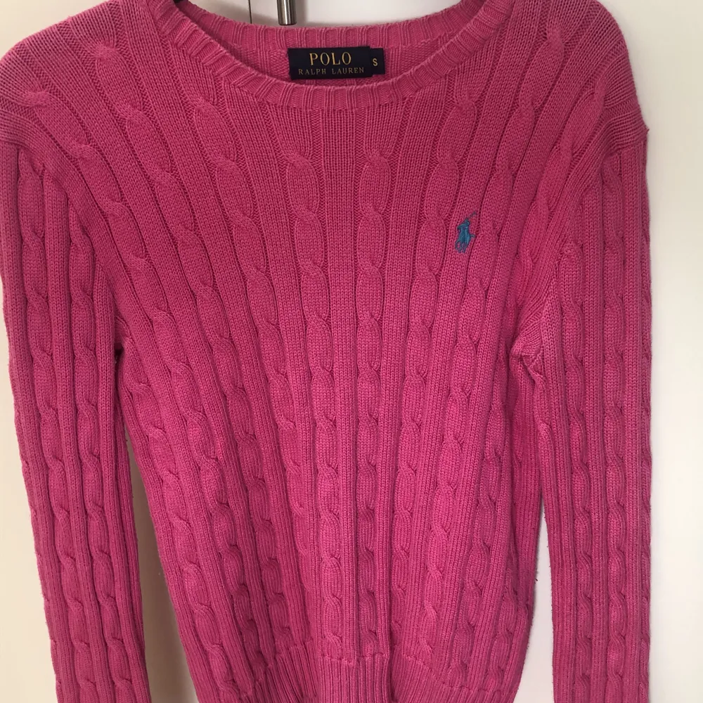 Kabelstickad rosa tröja från Ralph Lauren. Varm och skön, ledig passform. . Tröjor & Koftor.