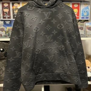 Louis Vuitton 2054 Hoodie - Storlek Medium Finns två mindre flaws.