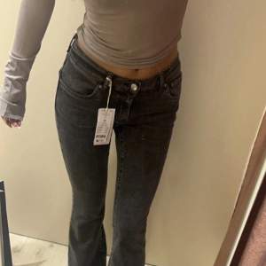 Jätte fina grå lågmidjade trendiga jeans från Gina fint skick.  Strl 36 men passar som 32/34 