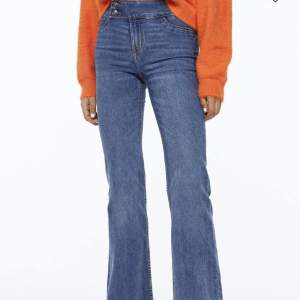 Lågmidjade jeans från hm, helt slutsålda på hemsidan. Har en defekt, ett hål som sytts ihop igen (inget märkvärdigt eller stort) 💕 storlek 36.