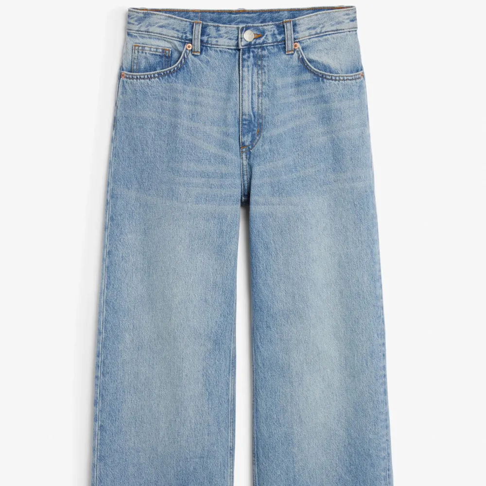 Blå jeans från monki, fint skick och säljes då dom inte längre passar mig. Dom är i storlek 27 och passade mig som hade 34/36. Jeans & Byxor.