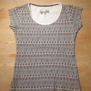 Atmosphete bohemisk top - Mönstrad t-shirt. Nyskick. Strl 10 som motsvarar kring 38.