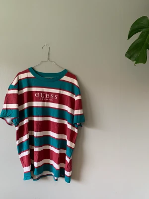 Tshirt GUESSfrån Urban Outfitters - använd som oversized tshirt (XL)