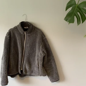 Teddyjacka Weekday - Grå teddy från Weekday. 