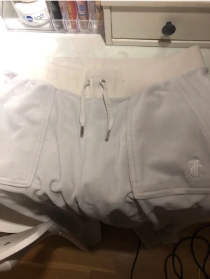 Vita juicy byxor - Säljer mina juicy byxor eftersom att den tyvärr inte passar mig, Storlek S jätte mjuka och sköna, byter gärna