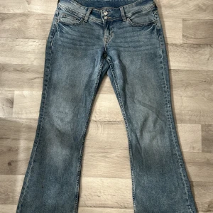Lågmidjade jeans ifrån h&m - Ett par figurnära jeans med låg midja och utsvängda ben, tillverkade i bekväm stretchdenim. Passar bra till nästan alla sorts skor.  Säljs då dem inte används 🤗 Frakt kostar 85kr