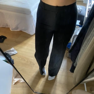 Svarta kostymbyxor  - Högmidjade kostymbyxor från Envii som sitter som en smäck. Använda fåtal gånger och har inga missfärgningar eller defekter bortsett från att sömmen nertill på ena byxbenet har gått upp (skriv privat för närmre bild). Nypris: 799kr