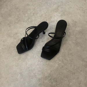 Klackar  - Jättefina nya klackar från Asos! Med Wide Fit!! Klackhöjd 7cm. Säljes pga fel storlek!