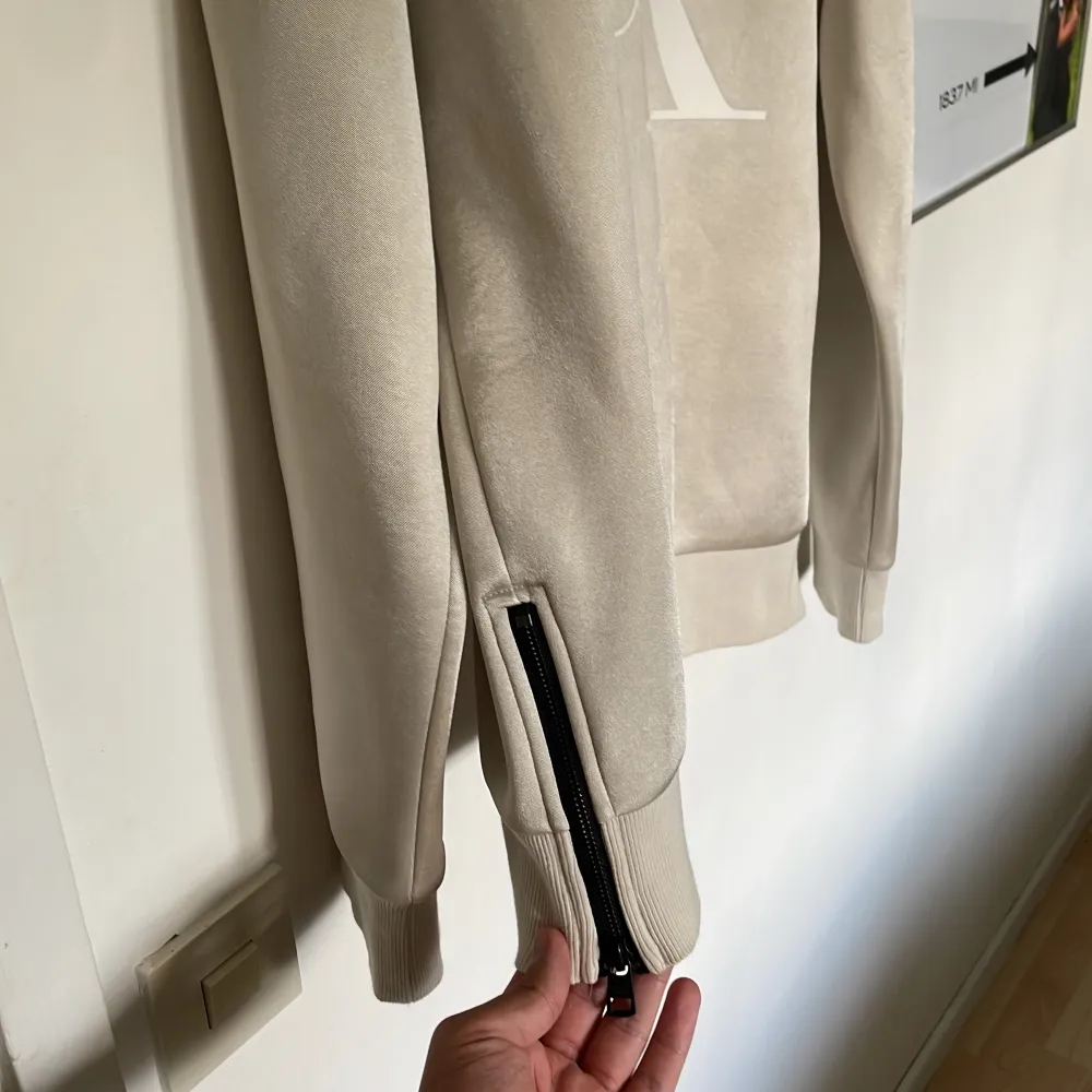 En Calvin Klein tröja i Polyester! Den har även 2 mindre kedjor vid båda sidorna! Size - Small. Tröjor & Koftor.