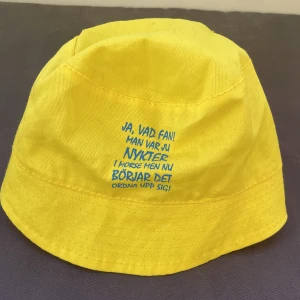 Bucket hat - Bucket hat med text från sällskapsresan 🥳 hör av er vid minsta intresse eller funderingar 🫶
