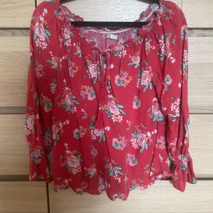Blommig topp - Fin blommig topp  Storlek xs men passar nog lite större också utan problem  Fin skick 
