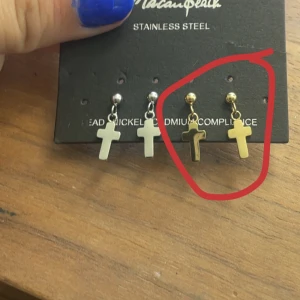 Kors Örhöngen  - Jag säljer enbart dom jättefina guldiga kors örhängena ifrån Brandy Melville, inte använda någon gång och säljer för att jag bara använder silver smycken🙌🏼💞