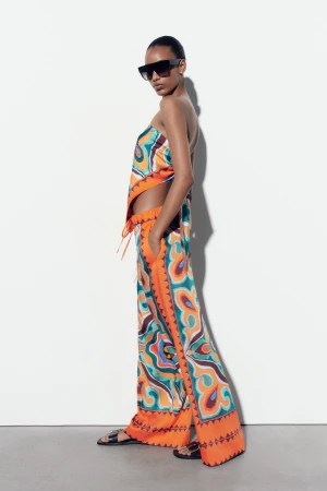 Zara slutsålt bandana set  - Slutsålt populärt set ifrån Zara. Byxa och bandana top Helt ny med lappar kvar, storlek S på bägge delar   Nypris 1000