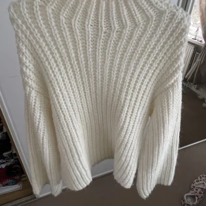 Vit stickad tröja - Super len o varm. Använd ett fåtal gånger, inga defekter. Skriv för fler bilder 