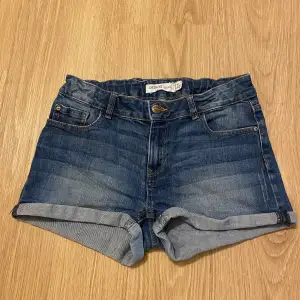 Jeansshorts från Lindex i storlek 158. Mycket fina.