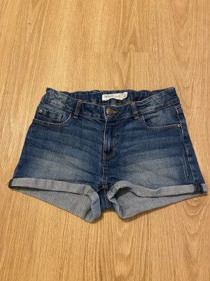 Jeansshorts  - Jeansshorts från Lindex i storlek 158. Mycket fina.