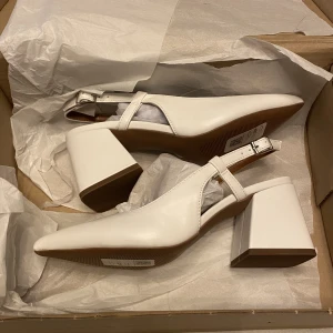 Klackar  - Vita klackar som jag aldrig använt för de va för små på mig. 