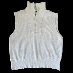 Vit väst med krage  - Skickad vit väst från Gina med krage som går att dra upp med dragkedja 🤍i gott skick 