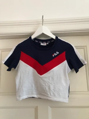 Fila tröja - Hej, jag säljer nu min fila tröja eftersom den aldrig används. Har använt den 1-2 gånger. Den är i stl XS men skulle även passa stl S.