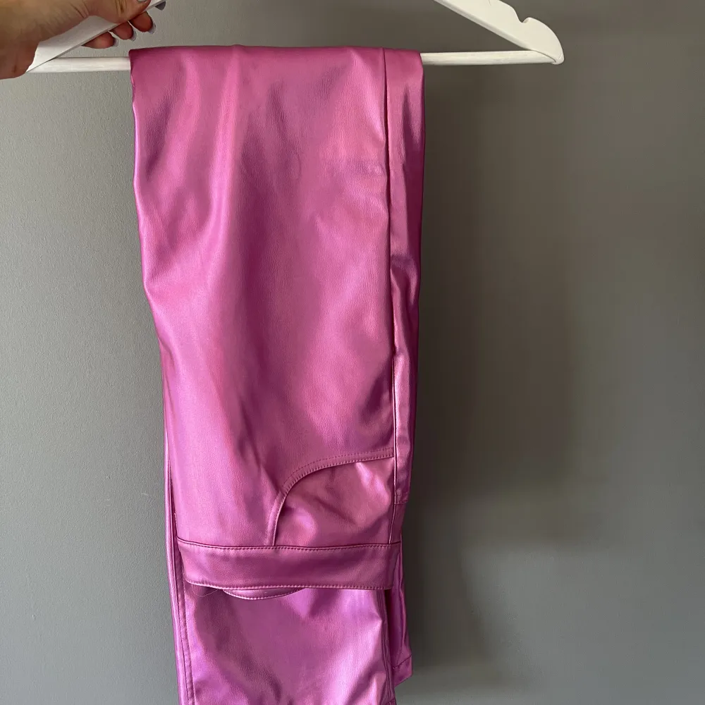 Helt oanvända rosa glansiga byxor från Gina🫶. Jeans & Byxor.