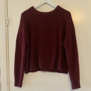 Stickad tröja - Fin röd tröja i storlek M, använd ca 1-2 gånger. Köpare står för frakt💌 