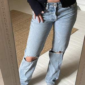 Mid waisted Jeans från Zara som inte längre säljs. Frakt tillkommer på 54kr!