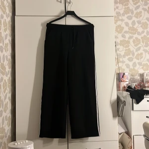 Svarta rand byxor - En par svarta rand byxor som har använts ett bra tal gånger men är i ett väldigt bra skick. 