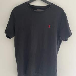 Säljer en svart ralph lauren t shirt som är använd utan större tecken på användning. 