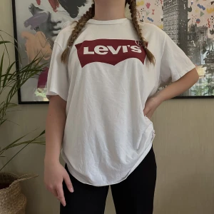 Levi’s T-shirt - Superfräsch tisha från Levi’s. Knappt använd! Säljer just därför jag inte använder den✨Köparen står för frakten! 