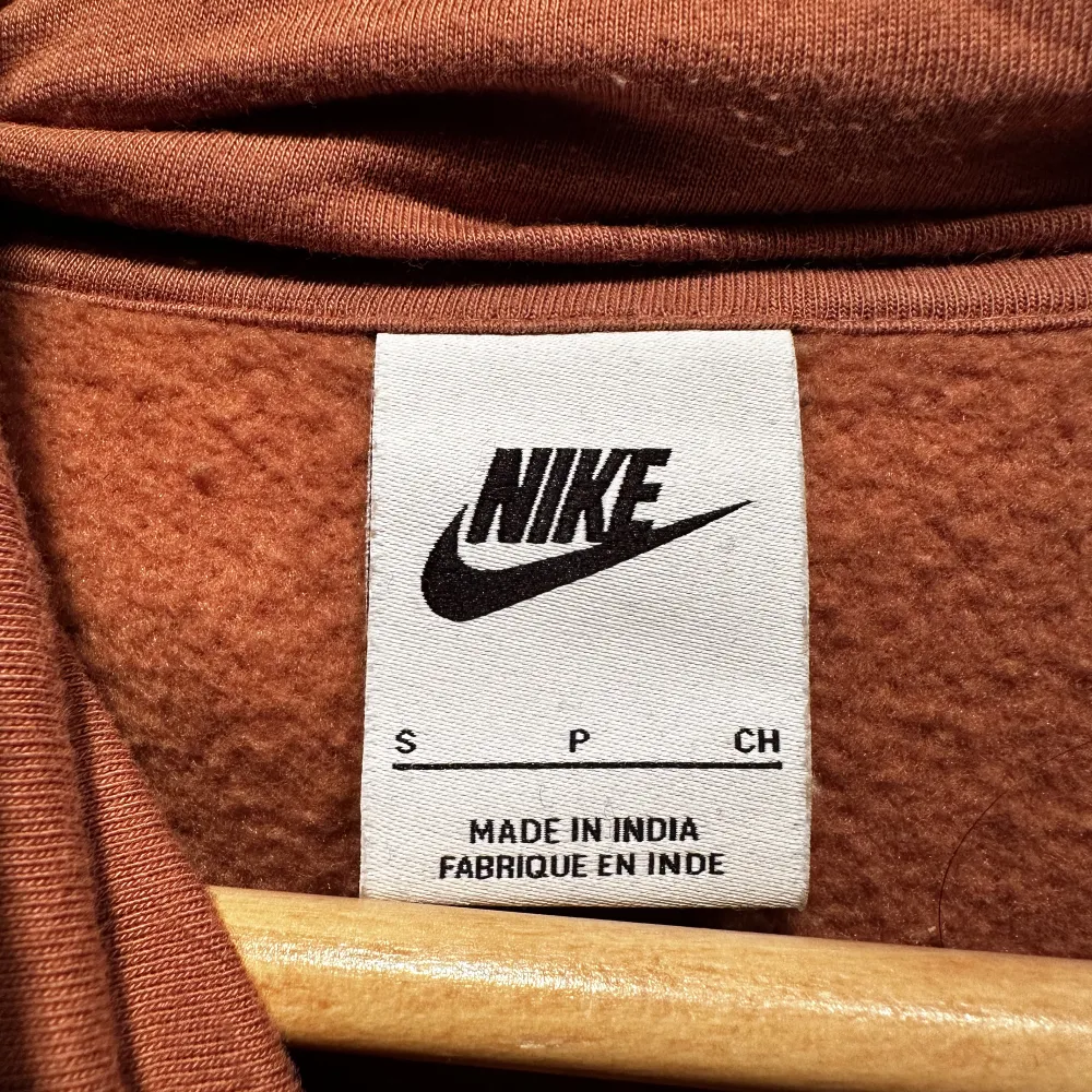 Hoodie från Nike i storlek S  Färgen är rostbrunaktig, riktigt snygg  Finns inga fläckar eller så på den . Hoodies.