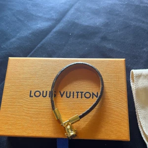 Louis vuttion armband - Då har de tyvärr blivit dax att ge mitt fina lv armband till en ny ägare. Aldrig använt och är köpt i Louis Vuttion butiken i Palma de Mallorca. Kommer i Lv dustbag och låda som kom med vid köpet. Kvitto finns för äkthetsbevis. 