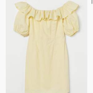 Hejsan, jag säljer en gul off shoulder klänning från Hm. Perfekt till sommaren. Säljer eftersom att den inte kommer till användning. Klänningen är från förra året och slutsåld på hemsidan. Klänningen är använd några få gånger och i fint skick. 