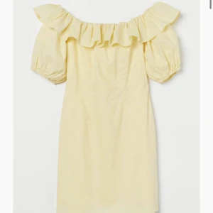 Gul sommarklänning 🌼 - Hejsan, jag säljer en gul off shoulder klänning från Hm. Perfekt till sommaren. Säljer eftersom att den inte kommer till användning. Klänningen är från förra året och slutsåld på hemsidan. Klänningen är använd några få gånger och i fint skick. 