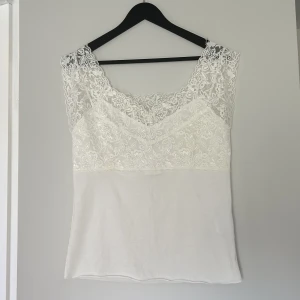 Spetslinne - Vitt spetslinne från veromoda i storlek L🤍passar en XL också