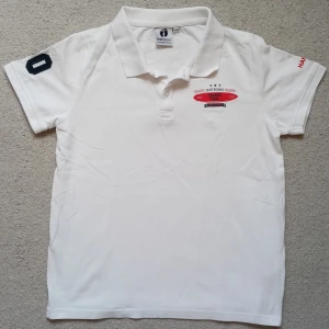 Hangten piké tröja - En piké tröja från Hangten, små kaffefläckar, syns inte jätte tydligt.