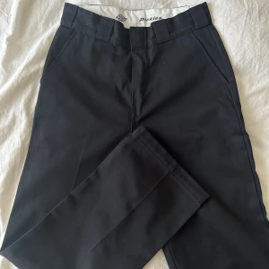 Dickies byxor  - Oanvända byxor från dickies. Storlek W26. Köp direkt för 150kr eller buda i pm 