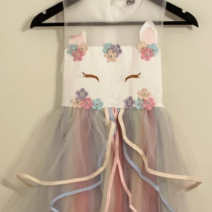 Unicorn klänning  - En jätte fin Klänning för barn har bara blivit använd en gång så den är i bra skick. 