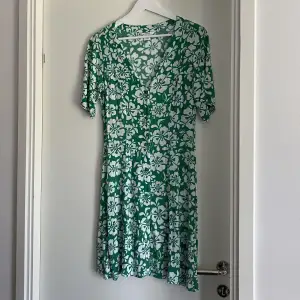 Säljer denna gröna klänningen med vita blommor på! Den kommer ifrån MONKI och är i storlek XS! Använd en gång så den är i väldigt bra skick! 💝