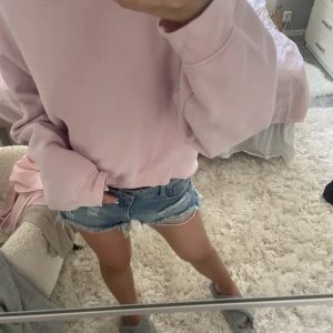 sweatshirt  - säljer min rosa sweatshirt då den inte kommer till användning längre🌸