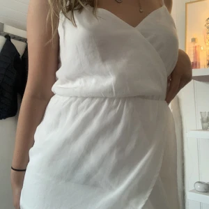 Vitklänning  - En super fin klänning som man kan spänna banden på om den är för liten eller för stor, perfekt till sommaren🩷🦋