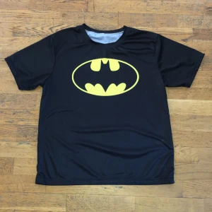 Batman tröja - Overzised batman tröja i träningsmaterial. Bra skick, knappt använd. Pris kan diskuteras vid snabb affär.