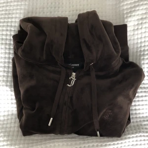 Brun Juicy kofta - Har haft den i lite mer än ett halvår. Inga defekter