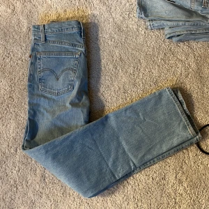 Ribcage jeans Levi’s - Jag säljer även samma modell i en mörkare färg i och med att de inte kommer till användning! Storlek 23/32💗helt oanvända! 