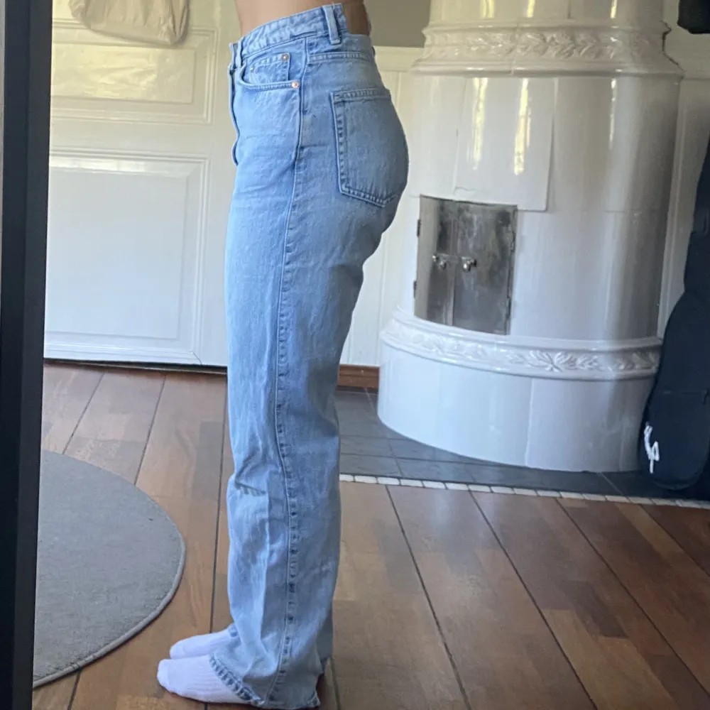 Högmidjade jeans från Weekday i modellen rowe. Hyfsat välanvända men bra skick👍🏽Köpte för 500kr säljer för endast 200kr! Köparen står för ev. frakt 🫶🏽. Jeans & Byxor.