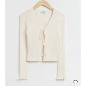 Ribbatickad kofta med knyt - Kofta från & Other Stories, använd 1 gång!  Storlek M (jag är vanligtvis en S)